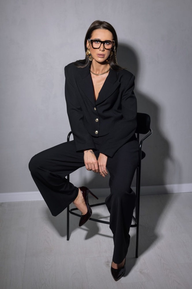 Marynarka damska The Crescent Black - czarna, elegancka, awangardowy krój, lekko poszerzone ramiona, ozdobne złote guziki