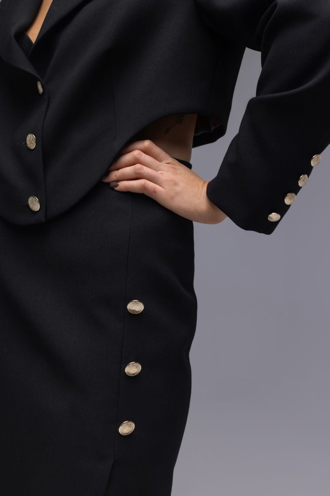 Marynarka damska The Crescent Black - czarna, elegancka, awangardowy krój, lekko poszerzone ramiona, ozdobne złote guziki