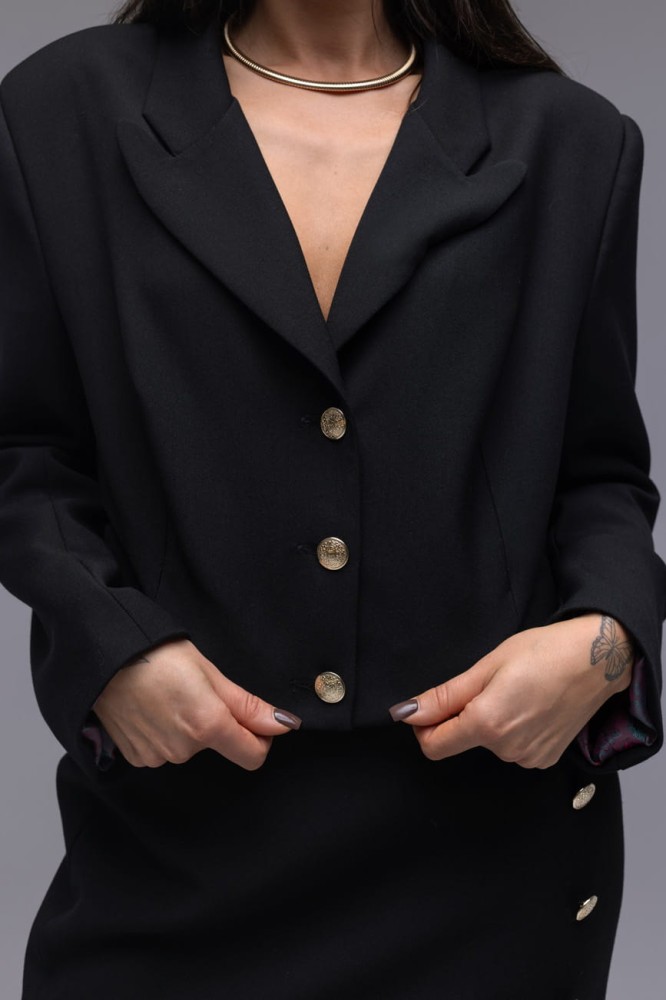 Marynarka damska The Crescent Black - czarna, elegancka, awangardowy krój, lekko poszerzone ramiona, ozdobne złote guziki