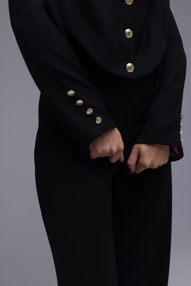 Marynarka damska The Crescent Black - czarna, elegancka, awangardowy krój, lekko poszerzone ramiona, ozdobne złote guziki