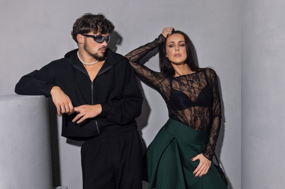 Spódniczka It Girl - krótka, rozkloszowana, głęboka zieleń, kontrafałdy, karczek