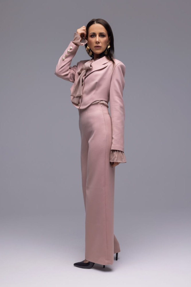 Marynarka damska The Crescent Blush - brudny róż, szerokie ramiona, asymetria, proste rękawy, guziki