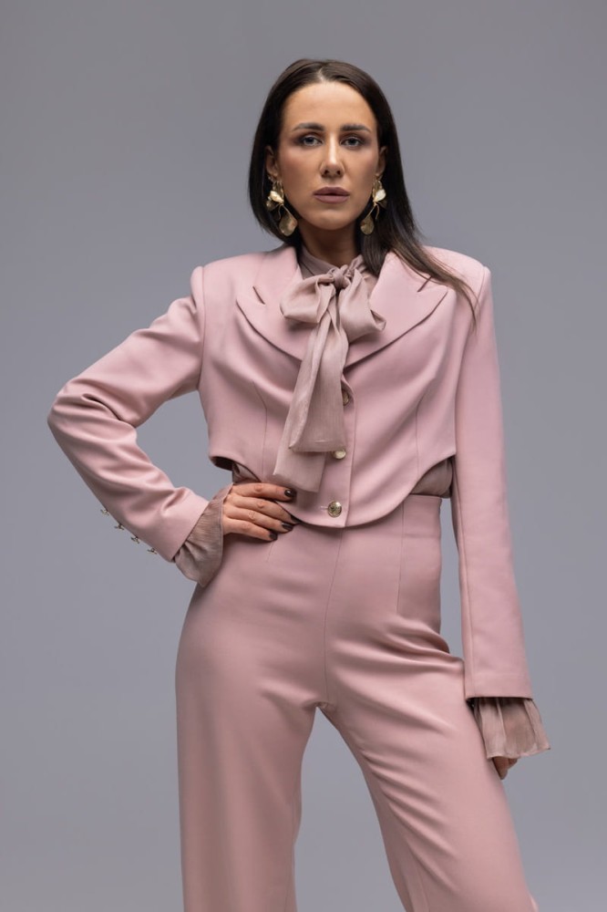 Marynarka damska The Crescent Blush - brudny róż, szerokie ramiona, asymetria, proste rękawy, guziki