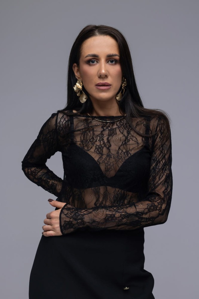 Bluzka Coquette z delikatnej koronki typu francuskiego o miękkiej delikatnej fakturze, długi rękaw, lekko poszerzany