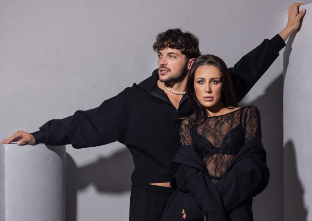 Bluzka Coquette z delikatnej koronki typu francuskiego o miękkiej delikatnej fakturze, długi rękaw, lekko poszerzany