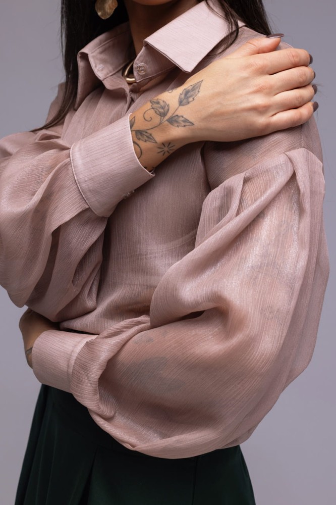 Koszula damska Drama- transparentna, brudny róż, bufiaste rękawy, obniżona linia ramion, usztywniony mankiet i kołnierzyk