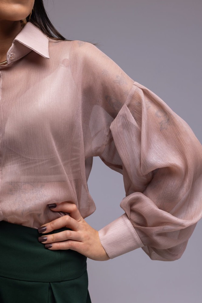 Koszula damska Drama- transparentna, brudny róż, bufiaste rękawy, obniżona linia ramion, usztywniony mankiet i kołnierzyk