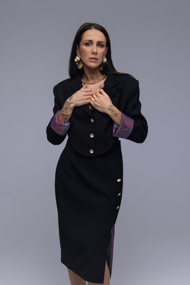 Marynarka damska The Crescent Black - czarna, elegancka, awangardowy krój, lekko poszerzone ramiona, ozdobne złote guziki