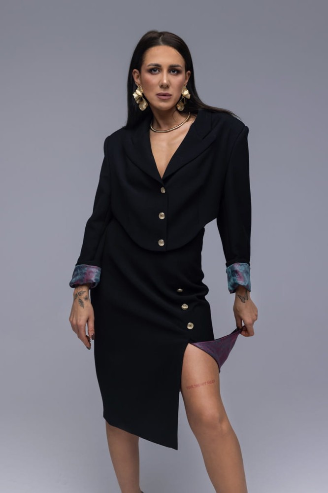 Marynarka damska The Crescent Black - czarna, elegancka, awangardowy krój, lekko poszerzone ramiona, ozdobne złote guziki