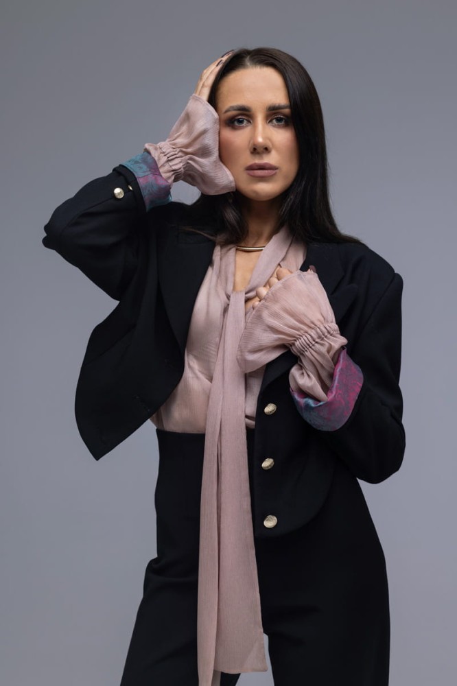 Marynarka damska The Crescent Black - czarna, elegancka, awangardowy krój, lekko poszerzone ramiona, ozdobne złote guziki