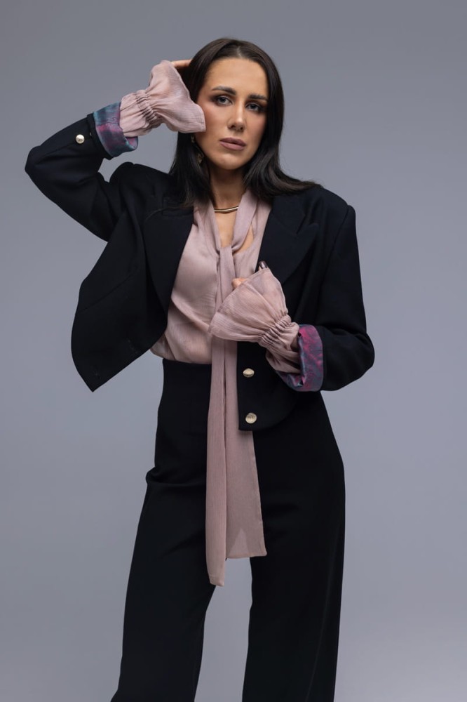 Marynarka damska The Crescent Black - czarna, elegancka, awangardowy krój, lekko poszerzone ramiona, ozdobne złote guziki