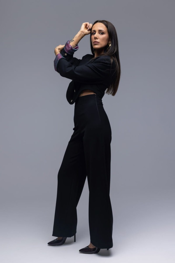 Marynarka damska The Crescent Black - czarna, elegancka, awangardowy krój, lekko poszerzone ramiona, ozdobne złote guziki