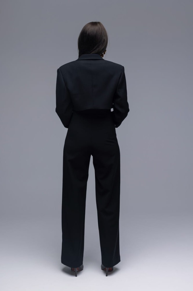 Marynarka damska The Crescent Black - czarna, elegancka, awangardowy krój, lekko poszerzone ramiona, ozdobne złote guziki