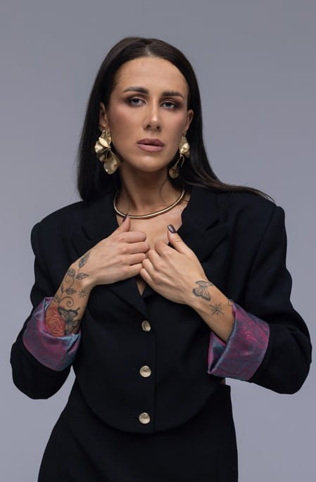 Marynarka damska The Crescent Black - czarna, elegancka, awangardowy krój, lekko poszerzone ramiona, ozdobne złote guziki