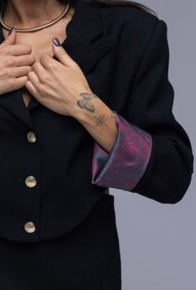 Marynarka damska The Crescent Black - czarna, elegancka, awangardowy krój, lekko poszerzone ramiona, ozdobne złote guziki