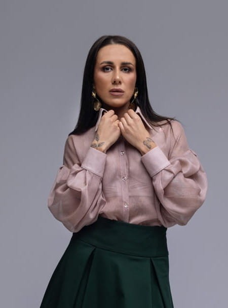 Koszula damska Drama- transparentna, brudny róż, bufiaste rękawy, obniżona linia ramion, usztywniony mankiet i kołnierzyk