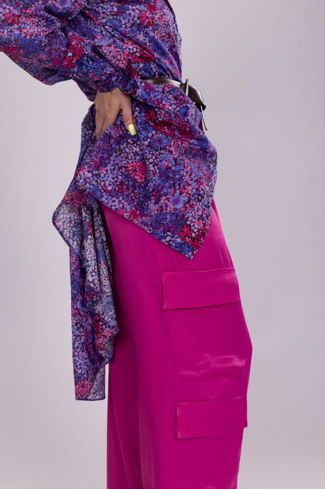 Spodnie damskie Bright Fuchsia - fuksja, szerokie nogawki, naszywane kieszenie, satynowa wiskoza - widok na detal kieszenie na prawej nogawce