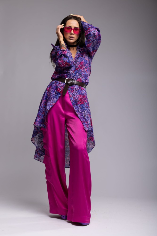 Spodnie damskie Bright Fuchsia - fuksja, szerokie nogawki, naszywane kieszenie, satynowa wiskoza - widok przód, stylizacja ze spodniami z naszej kolekcji