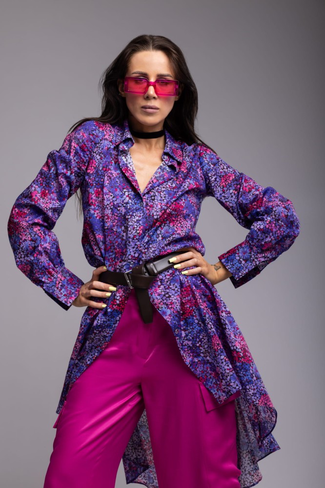 Koszula damska Violet Bloom- długi rękaw, mankiet, asymetryczna, długi tył, guziki, bawełna, wzór - widok przód, stylizacja ze spodniami z naszej kolekcji