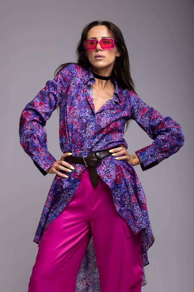 Koszula damska Violet Bloom- długi rękaw, mankiet, asymetryczna, długi tył, guziki, bawełna, wzór - widok przód, stylizacja ze spodniami z naszej kolekcji