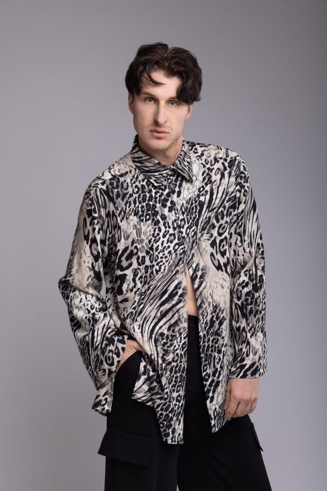 Koszula męska Leopard Beige - panterka, asymetryczna, dłuższy tył, dół i rękawy z rozcięciami, bez mankietów, wiskoza i len - widok przód koszuli