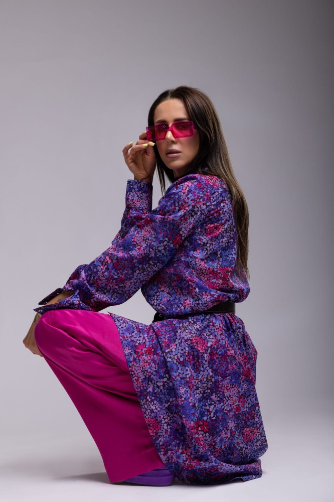 Koszula damska Violet Bloom- długi rękaw, mankiet, asymetryczna, długi tył, guziki, bawełna, wzór - widok bok, stylizacja ze spodniami z naszej kolekcji