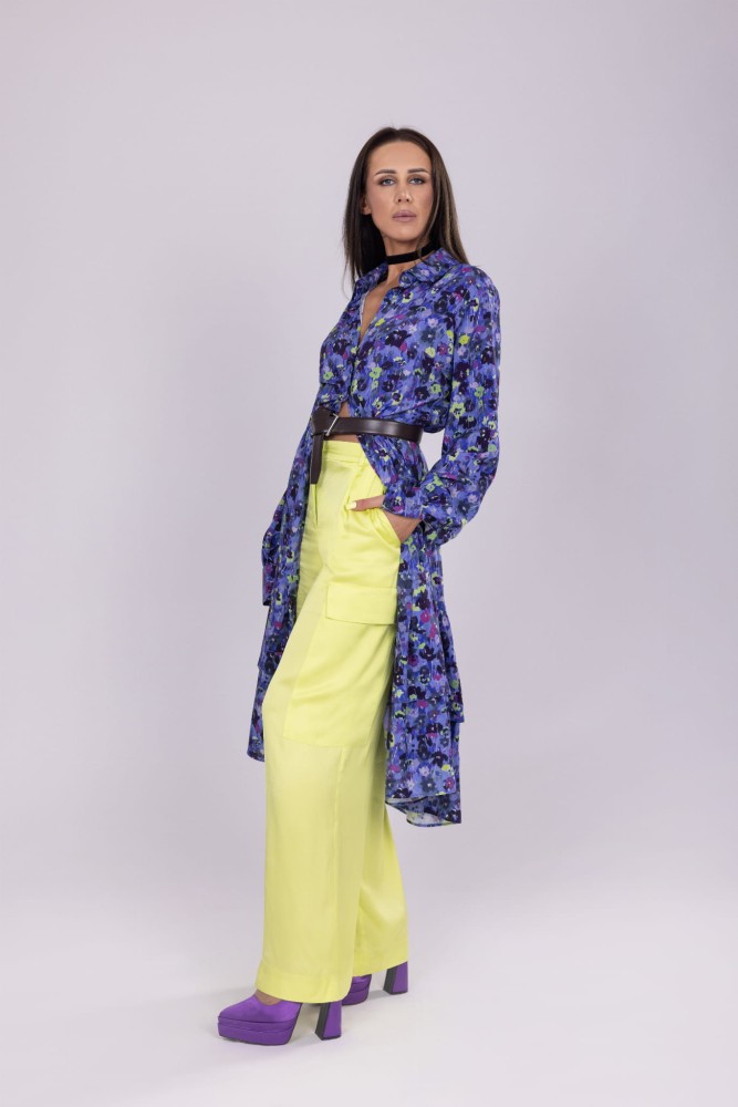 Spodnie damskie Neon Lime- neonowy seledyn, szerokie nogawki, naszywane kieszenie, satynowa wiskoza - widok boku, stylizacja z koszulą długą z naszej kolekcji