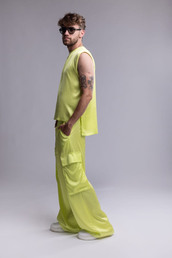 Spodnie męskie Neon Lime- neonowy seledyn, szerokie nogawki, naszywane kieszenie, satynowa wiskoza - widok z boku