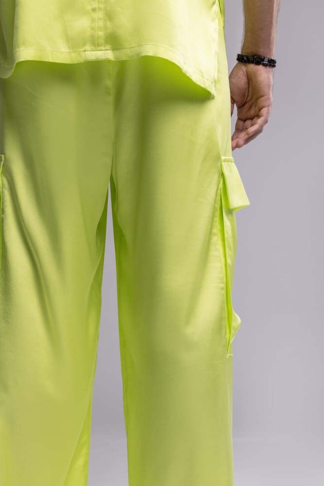 Spodnie męskie Neon Lime- neonowy seledyn, szerokie nogawki, naszywane kieszenie, satynowa wiskoza - tył spodni