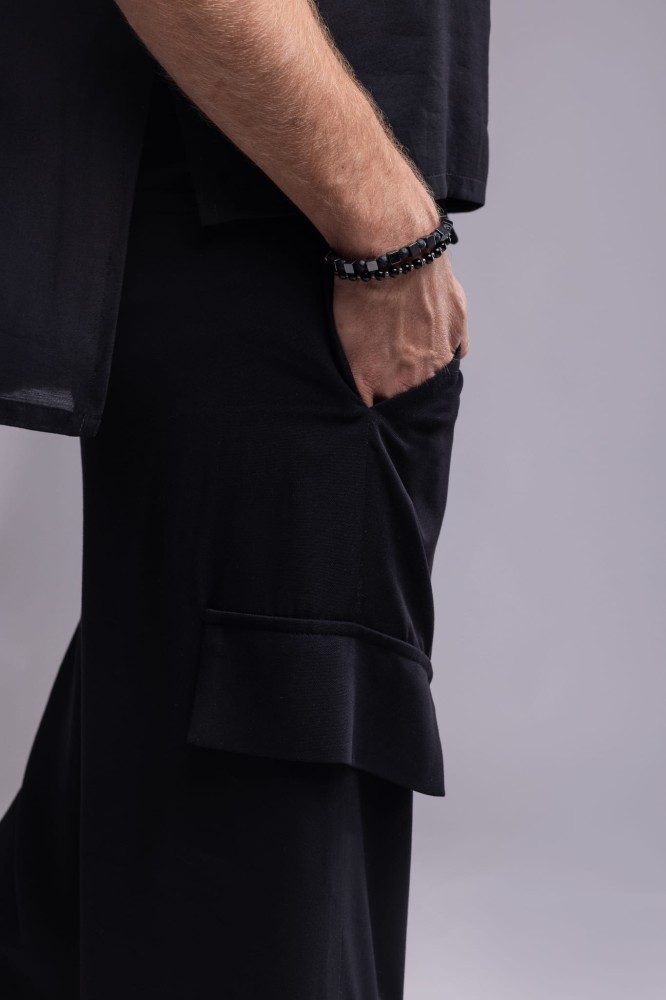 Spodnie męskie Deep Black - czarne, z wiskozy, szerokie nogawki, naszywane patki - detal patka i kieszeń wsuwana