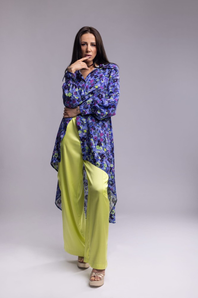Koszula damska Blue Blossom - długi rękaw, mankiet, asymetryczna, długi tył, guziki, wiskoza, wzór kwiaty - widok z przodu, stylizacja ze spodniami z naszej kolekcji