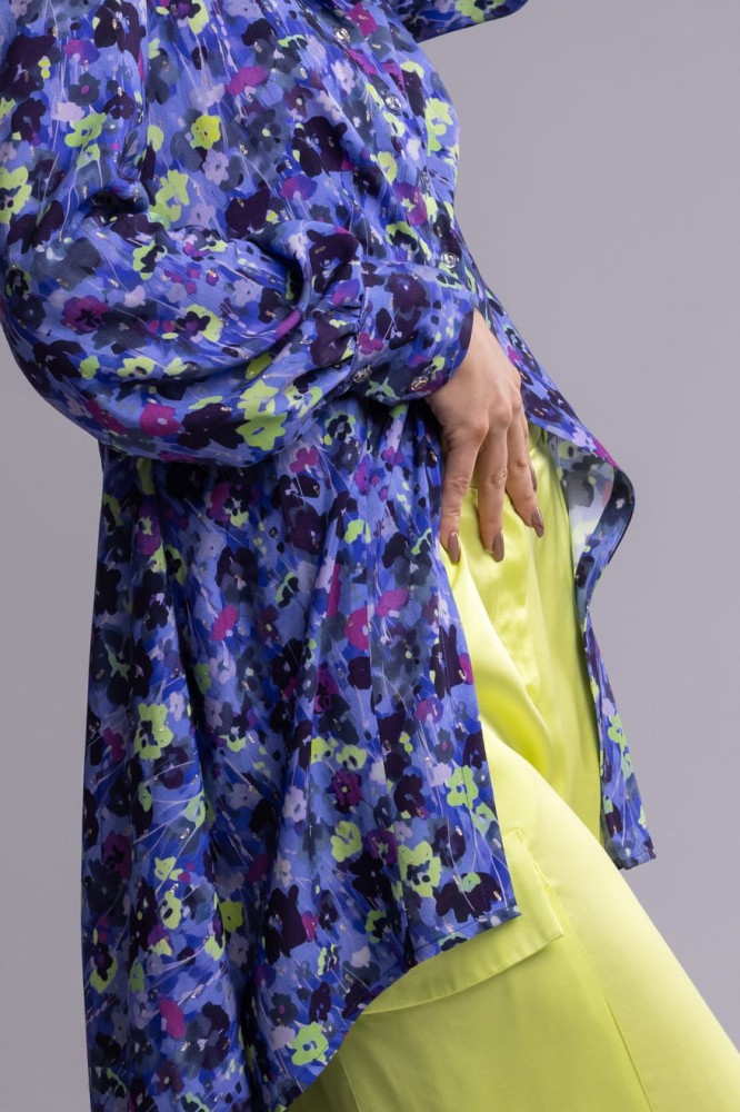 Koszula damska Blue Blossom - długi rękaw, mankiet, asymetryczna, długi tył, guziki, wiskoza, wzór kwiaty - detal bok koszuli