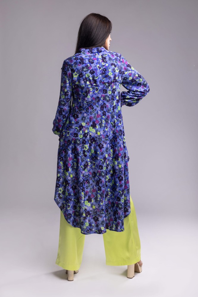 Koszula damska Blue Blossom - długi rękaw, mankiet, asymetryczna, długi tył, guziki, wiskoza, wzór kwiaty - widok tyłu koszuli