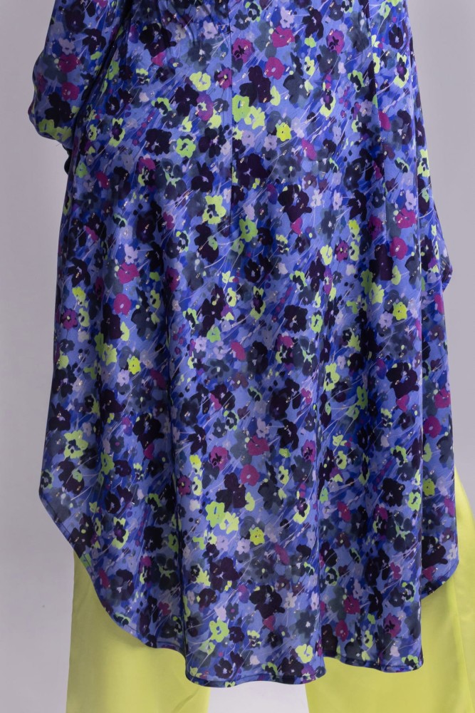 Koszula damska Blue Blossom - długi rękaw, mankiet, asymetryczna, długi tył, guziki, wiskoza, wzór kwiaty - detal tył szyty z ukosa