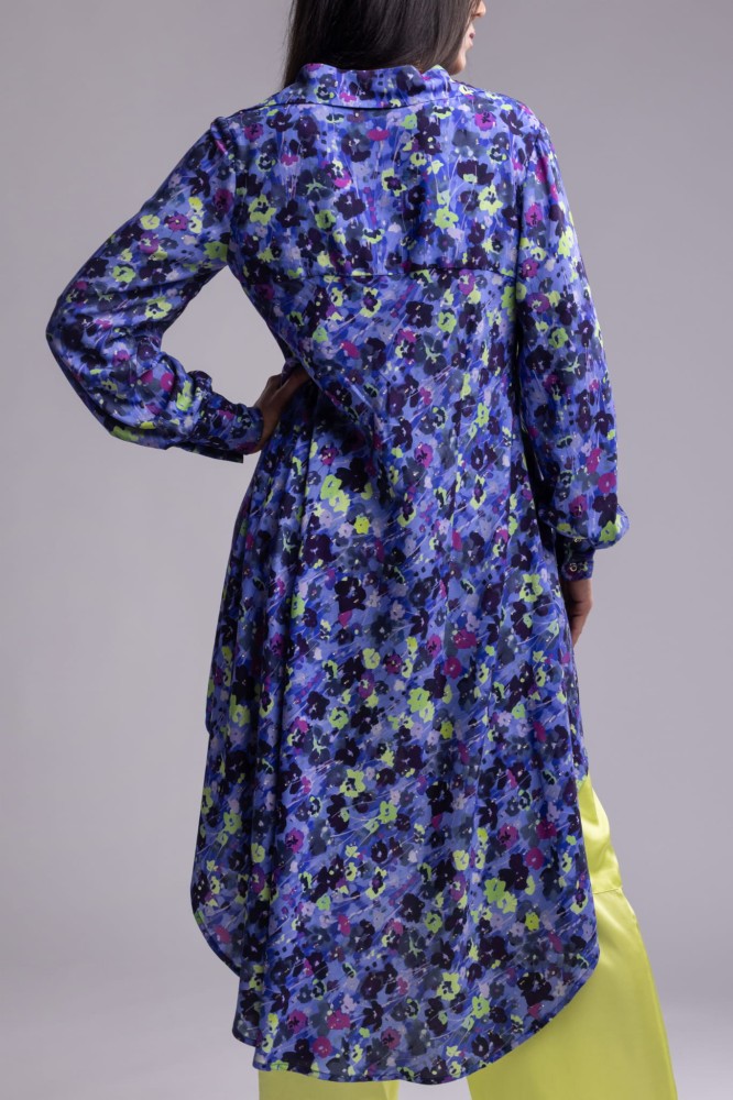 Koszula damska Blue Blossom - długi rękaw, mankiet, asymetryczna, długi tył, guziki, wiskoza, wzór kwiaty - detal tył koszuli
