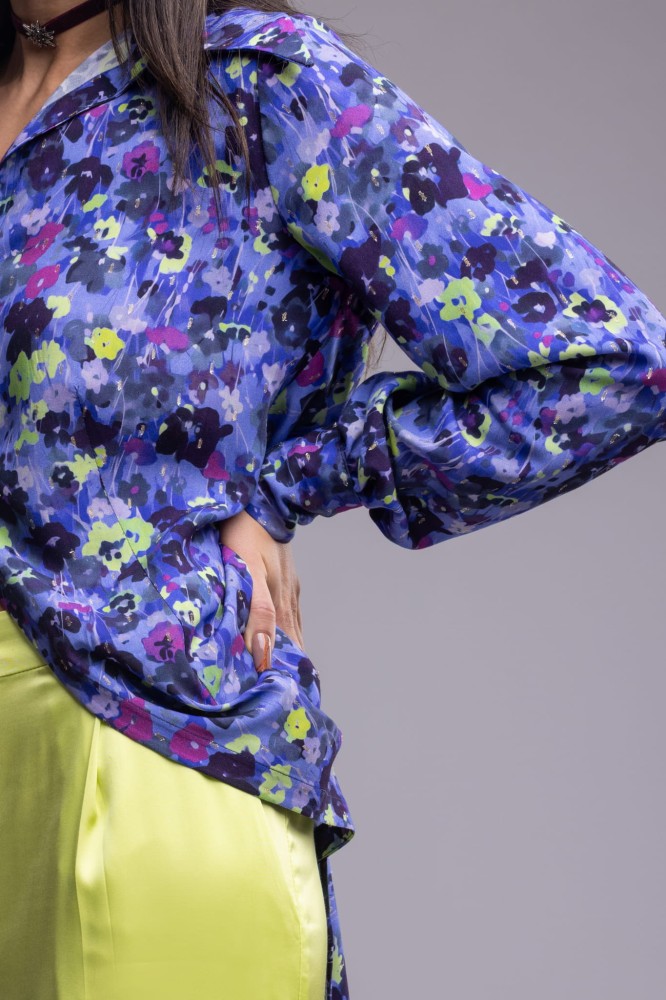 Koszula damska Blue Blossom - długi rękaw, mankiet, asymetryczna, długi tył, guziki, wiskoza, wzór kwiaty - detal rękaw