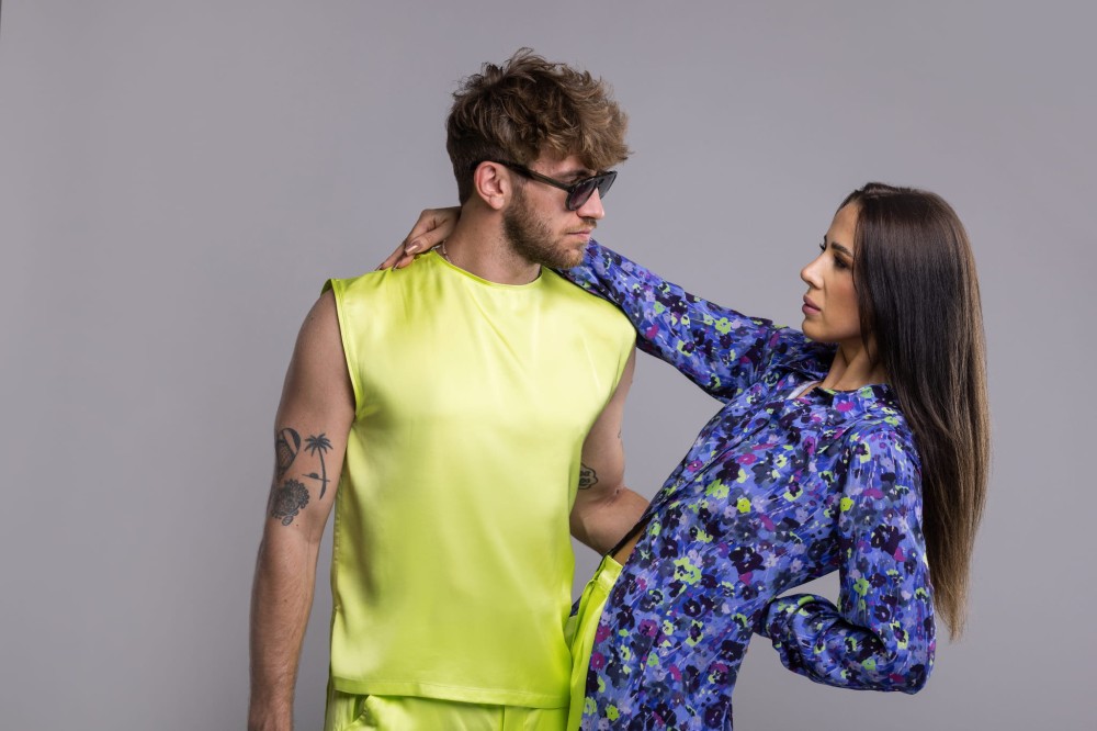 Koszula damska Blue Blossom - długi rękaw, mankiet, asymetryczna, długi tył, guziki, wiskoza, wzór kwiaty