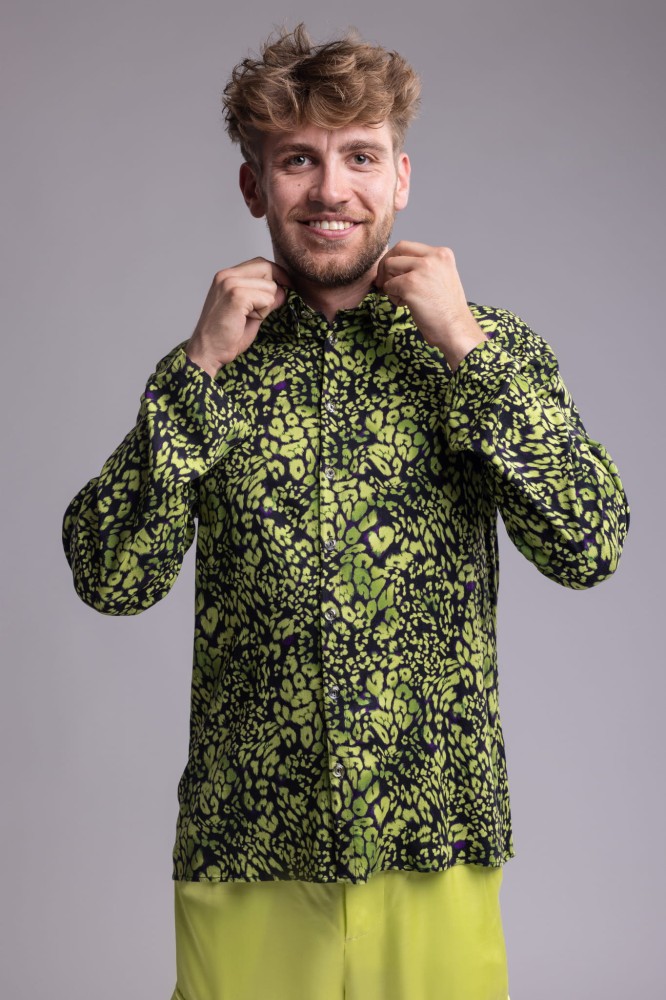 Koszula męska Green Leopard - panterka zielona, prosty krój, bez mankietów, wiskoza i elastan - widok przodu, kołnierzyk