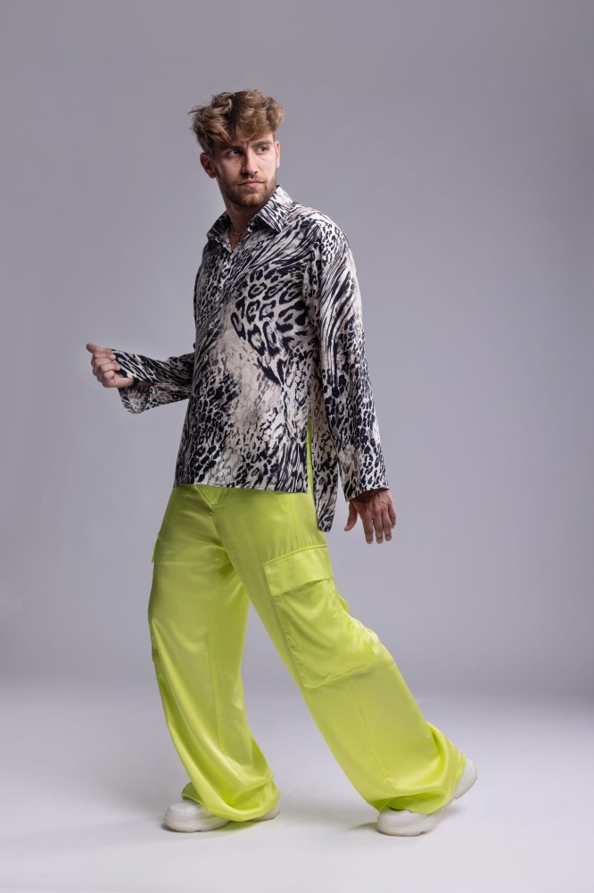 Koszula męska Leopard Beige - panterka, asymetryczna, dłuższy tył, dół i rękawy z rozcięciami, bez mankietów, wiskoza i len - widok bok koszuli, stylizacja ze spodniami z naszej kolekcji