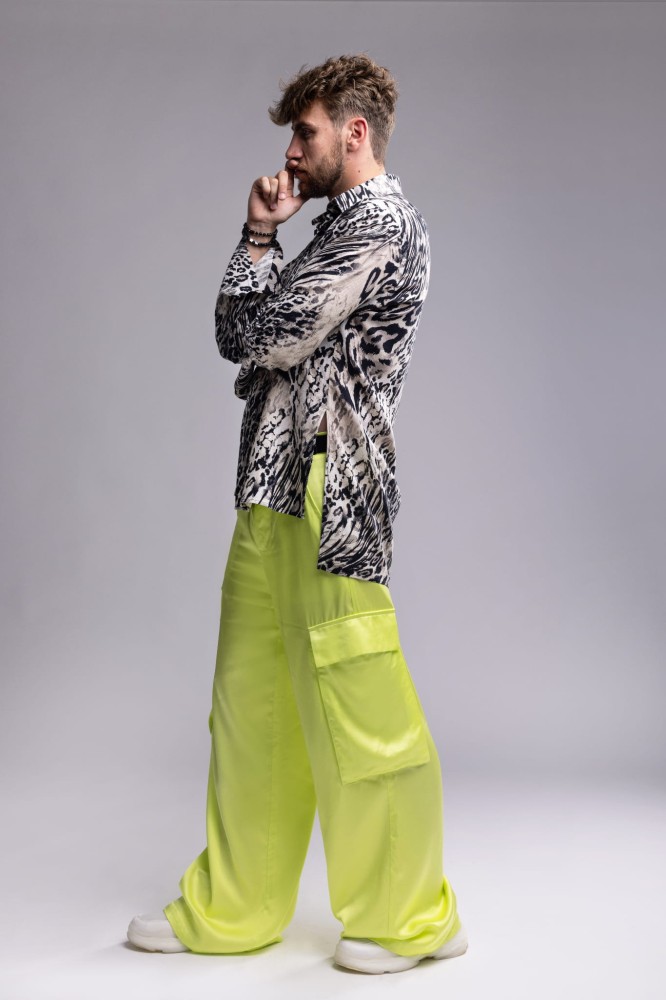 Koszula męska Leopard Beige - panterka, asymetryczna, dłuższy tył, dół i rękawy z rozcięciami, bez mankietów, wiskoza i len - widok bok koszuli, stylizacja ze spodniami z naszej kolekcji