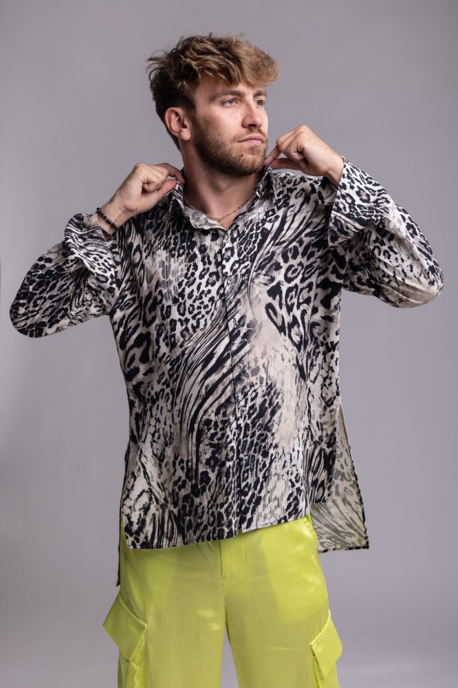 Koszula męska Leopard Beige - panterka, asymetryczna, dłuższy tył, dół i rękawy z rozcięciami, bez mankietów, wiskoza i len - przód koszuli, detal kołnierzyk, rękawy
