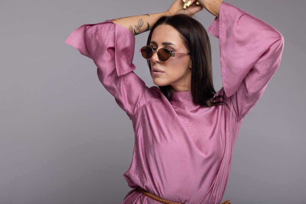 Tunika damska Rosegold - brudny róż, asymetryczna, długi rękaw z rozcięciem, stójka na guziki, lyocell - detal rękaw, stójka