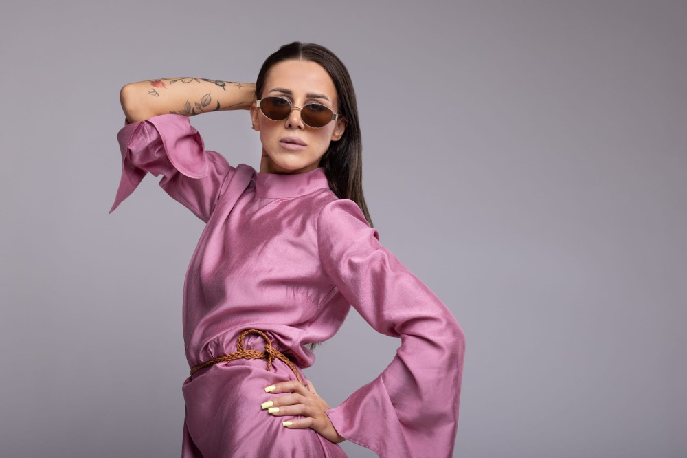 Tunika damska Rosegold - brudny róż, asymetryczna, długi rękaw z rozcięciem, stójka na guziki, lyocell - widok boku, detal rękaw, stójka