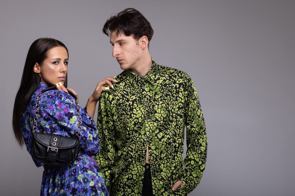 Koszula damska Blue Blossom - długi rękaw, mankiet, asymetryczna, długi tył, guziki, wiskoza, wzór kwiaty