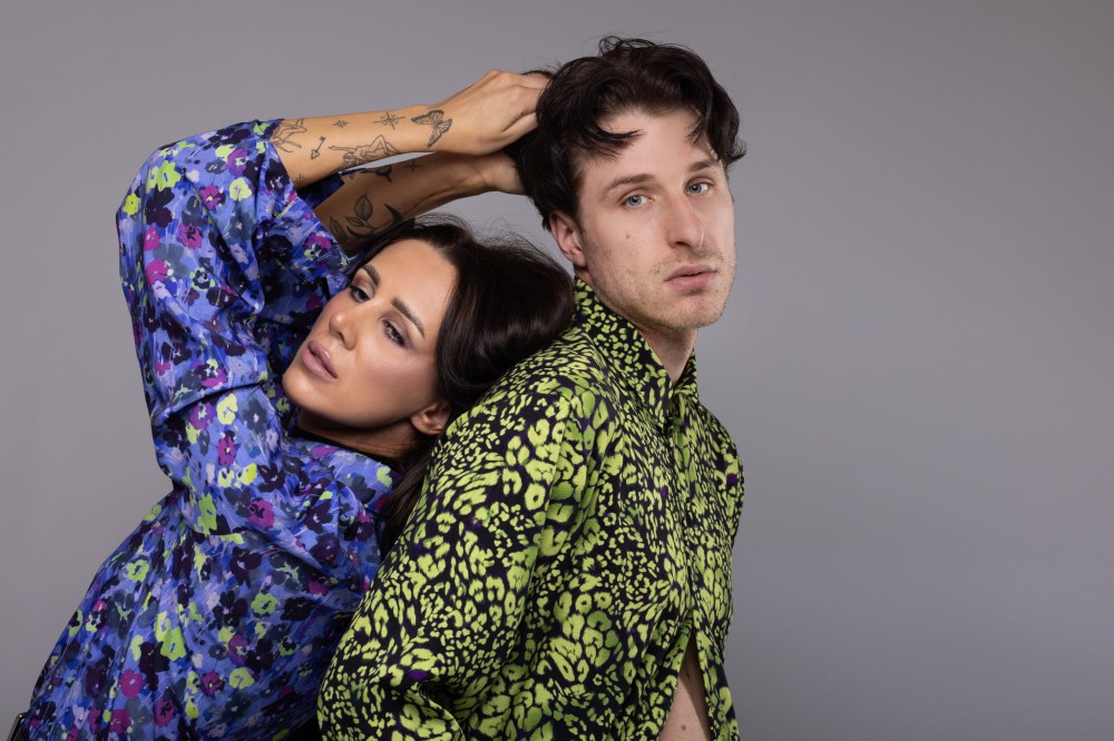 Koszula damska Blue Blossom - długi rękaw, mankiet, asymetryczna, długi tył, guziki, wiskoza, wzór kwiaty