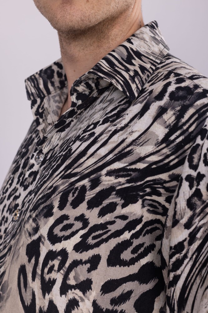 Koszula męska Leopard Beige - panterka, asymetryczna, dłuższy tył, dół i rękawy z rozcięciami, bez mankietów, wiskoza i len - detal kołnierzyk