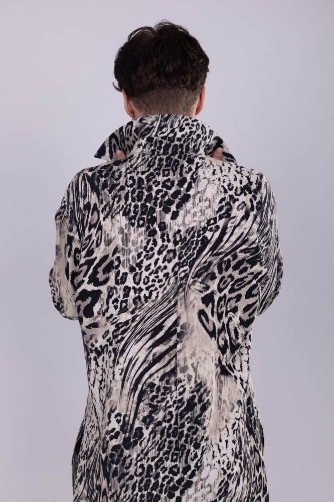 Koszula męska Leopard Beige - panterka, asymetryczna, dłuższy tył, dół i rękawy z rozcięciami, bez mankietów, wiskoza i len - widok tył koszuli, kołnierz