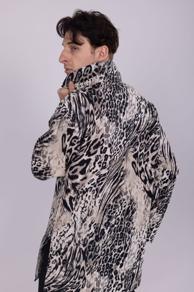 Koszula męska Leopard Beige - panterka, asymetryczna, dłuższy tył, dół i rękawy z rozcięciami, bez mankietów, wiskoza i len - widok tył koszuli