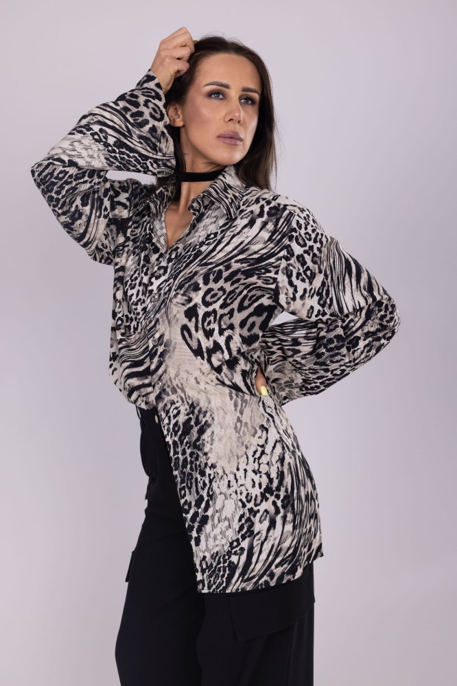 Koszula męska Leopard Beige - panterka, asymetryczna, dłuższy tył, dół i rękawy z rozcięciami, bez mankietów, wiskoza i len - widok na modelce, wersja dla kobiet