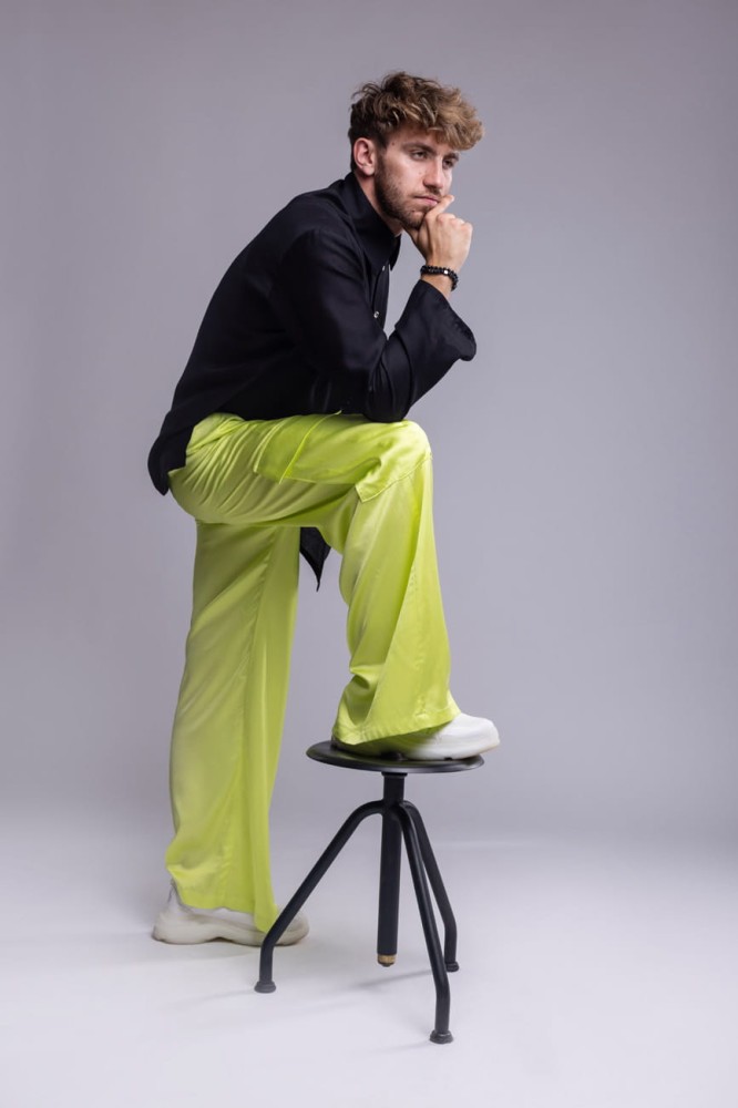 Spodnie męskie Neon Lime- neonowy seledyn, szerokie nogawki, naszywane kieszenie, satynowa wiskoza